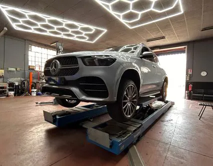 Controllo assetto di una Mercedes GLE sul ponte in officina Emat